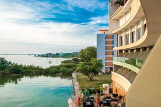 Отель Hotel On Plonge Junior Мамая Двухместный номер с 2 отдельными кроватями и балконом и видом на озеро-1